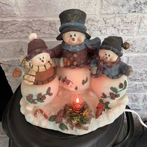 3 snowmen warming by the campfire 🔥. So cute